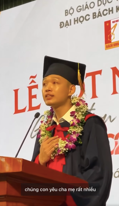 Văn Đức bật khóc khi nhắc về mẹ cha