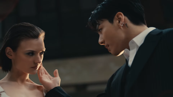 Hay sự tương đồng giữa các phân cảnh, góc quay cho đến cả bối cảnh 