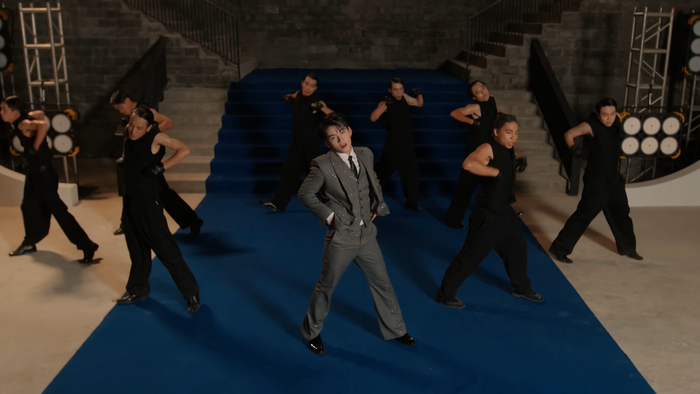 Khiến nhiều người đã dấy lên tranh cãi rằng Hùng Huỳnh đang 'đạo nhái' trắng trợn sản phẩm âm nhạc của em út BTS.