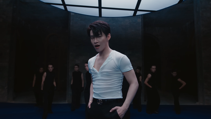 Hùng Huỳnh - Nam ca sĩ Việt đang bị 'tẩy chay' mạnh nhất lúc này Ảnh 1