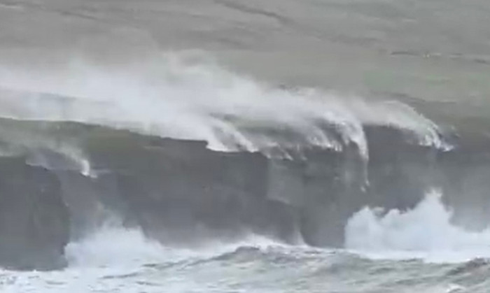 Sức gió bão Darragh 'nhấc bổng' thác nước Moher lên không trung.