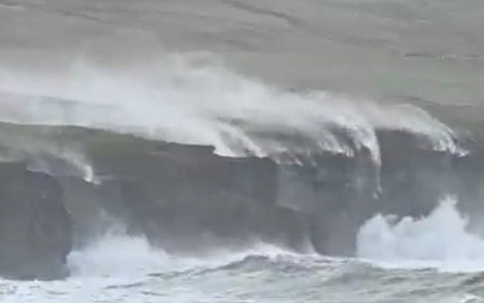 Khó tin: Thác nước 'nổi loạn' bay ngược lên trời nhờ sức gió bão Ảnh 2