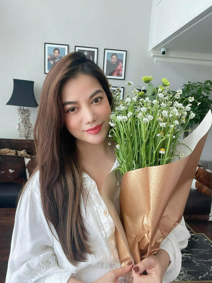 Trương Ngọc Ánh hào hứng khoe nhan sắc tươi trẻ, e ấp như thiếu nữ. Ảnh: FBNV