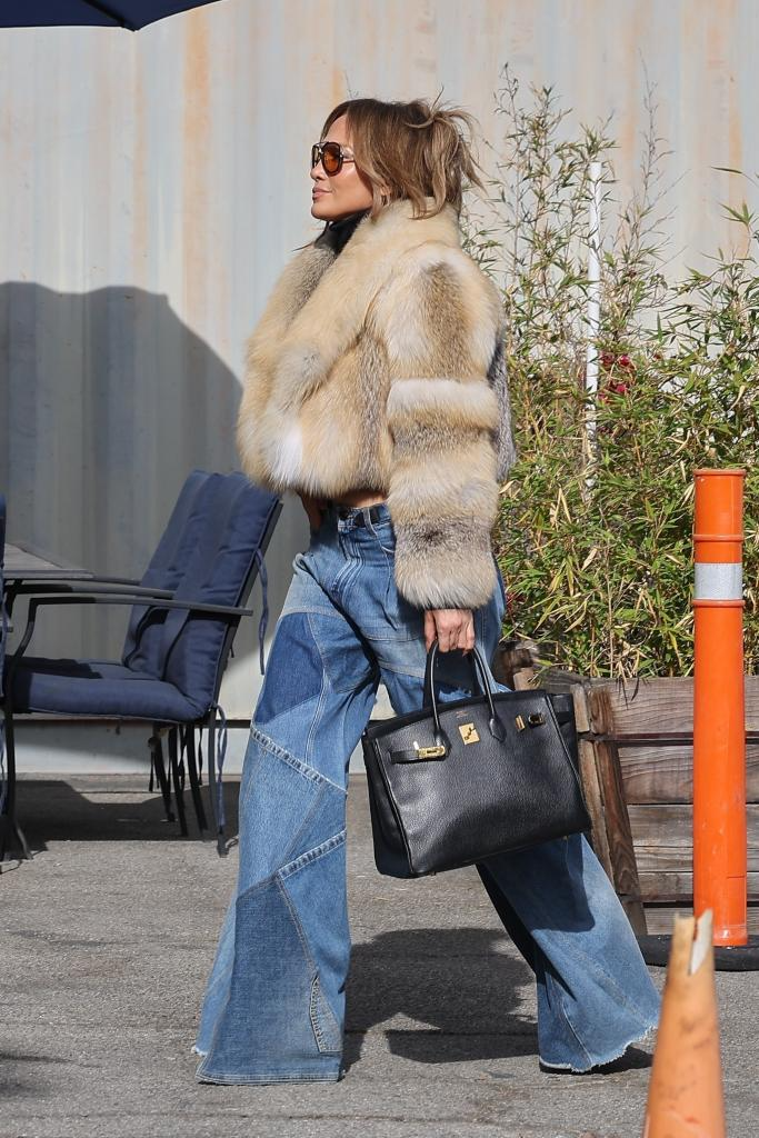 Mới đây, Jennifer Lopez (J.LO - PV) thu hút trọn ống kính truyền thông khi xuất hiện xinh đẹp tại Los Angeles trong chuyến đi chơi mùa đông. Nữ ca sĩ diện set đồ được kết hợp từ mẫu áo lông dáng ngắn và quần jeans ống loe. Đáng chú ý nhất là chiếc túi Hermes Birkin có trị giá khoảng 500 triệu đồng của J.LO. Hermes là thương hiệu túi được giọng ca 'On The Floor' thường xuyên sử dụng để thể hiệ được đẳng cấp, đặc biệt nó còn được xem là 'biểu tượng của địa vị'. 