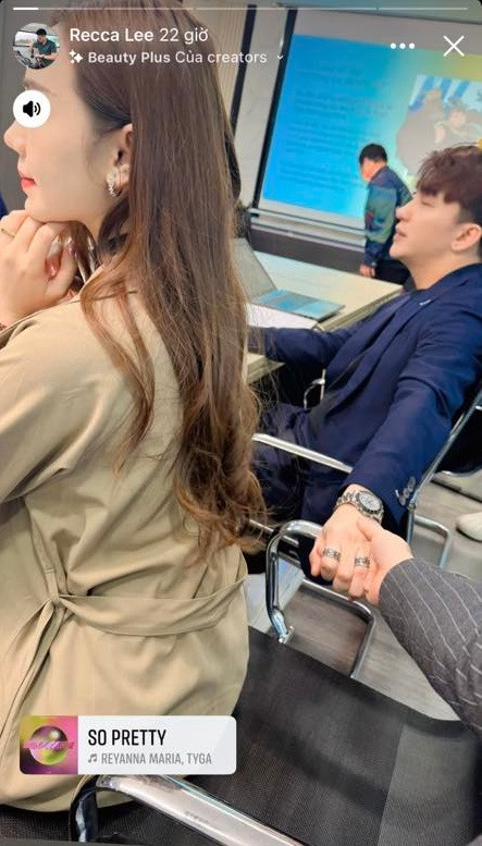 Huỳnh Anh chia sẻ ảnh chụp cùng các đồng nghiệp. Trong ảnh, anh hài hước nắm tay B Trần. 