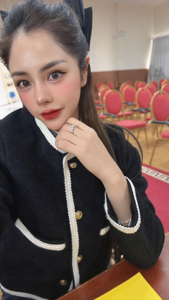 Bạch Lan Phương cập nhật khoảnh khắc đi đấu thầu. Cô được nhiều người khen ngợi về nhan sắc. (Ảnh FBNV)