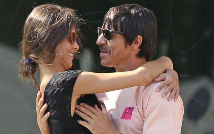 Nữ người mẫu và bạn trai có hành động phản cảm giữa phố Ảnh 2