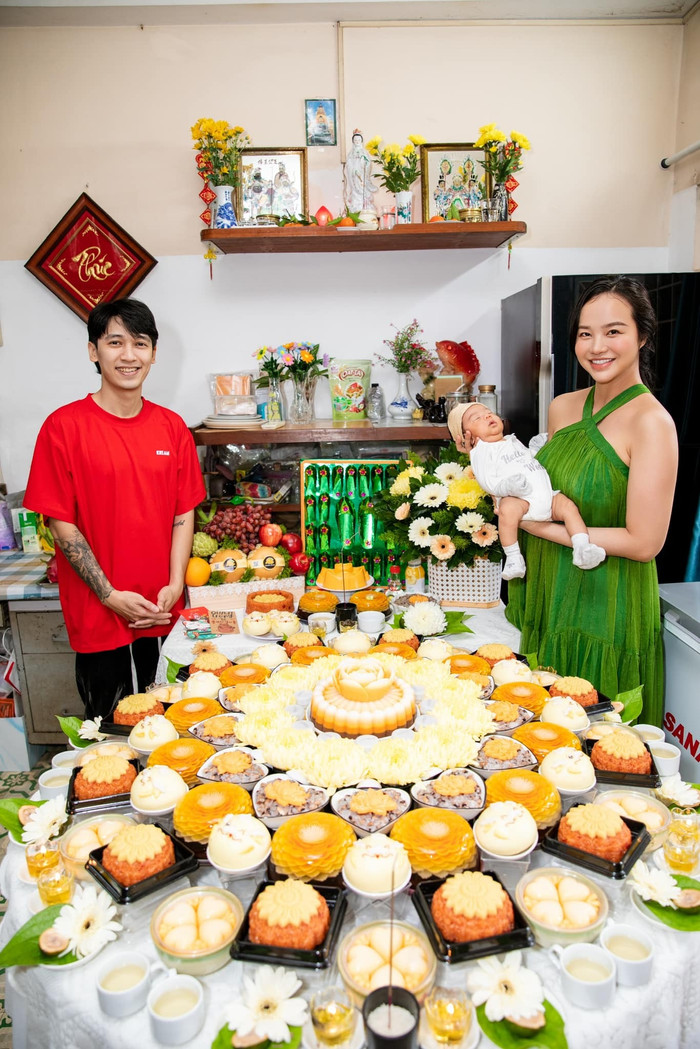 Vợ chồng Kiều Ngân - Tronie Ngô hạnh phúc trong tiệc mừng đầy tháng con trai. (Ảnh FBNV)