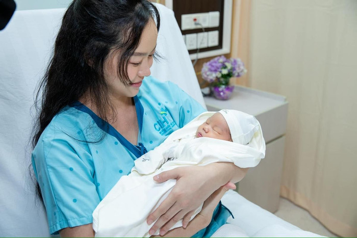 Kiều Ngân - Tronie Ngô đón con trai đầu lòng sau một năm ngày cưới. (Ảnh FBNV)