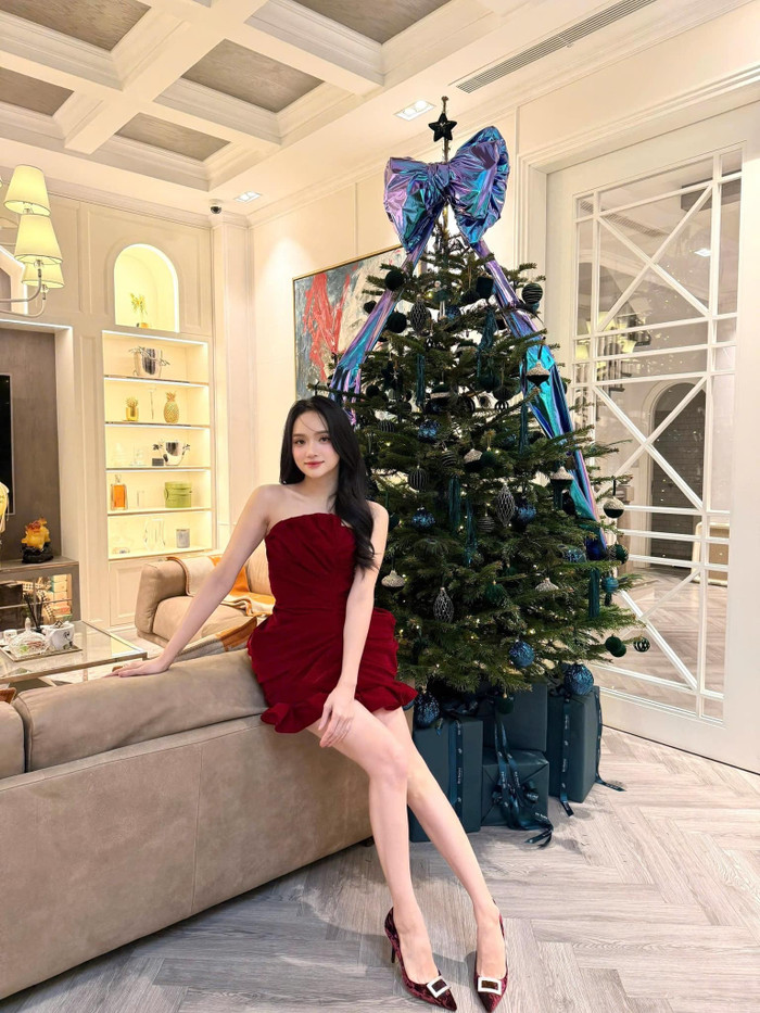 Hoa hậu Hương Giang khoe vai trần gợi cảm, lộ một góc trong căn biệt thự triệu đô Ảnh 1