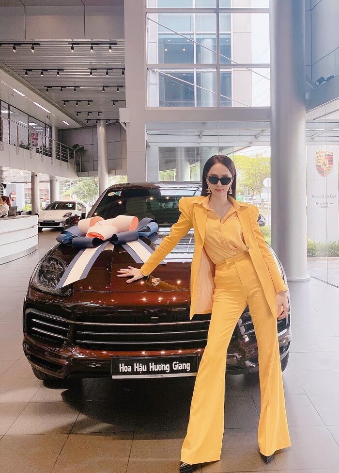 Hương Giang là chủ nhận của nhiều chiếc xe sang. (Ảnh FBNV)