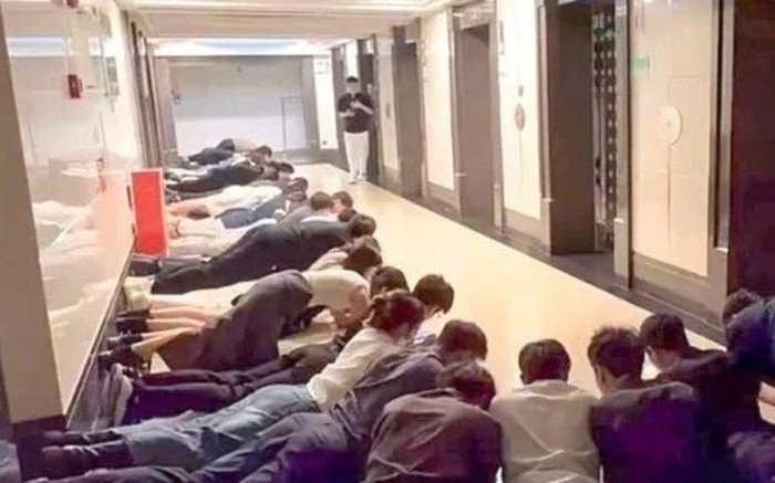 Nhân viên nằm dài trên sàn để chào sếp gây xôn xao cả mạng Trung Quốc Ảnh 2