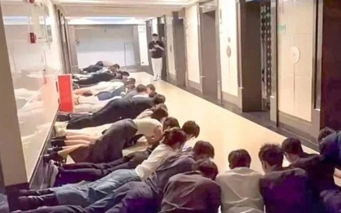 Có khoảng 20 nhân viên đang nằm úp mặt dọc theo hành lang và hô vang khẩu hiệu chào đón sếp.