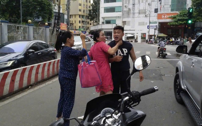 Phẫn nỗ clip nam tài xế hung hăng đánh dã man người đi đường trước Bệnh viện Từ Dũ Ảnh 2