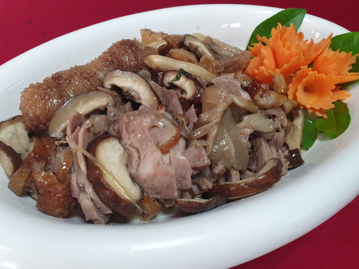 Thịt gà Đông Tảo xào nấm.