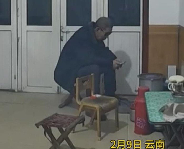 Người cha lặng lẽ xem điện thoại ở một góc nhà khiến con gái không khỏi xót xa. Ảnh: Net Ease.