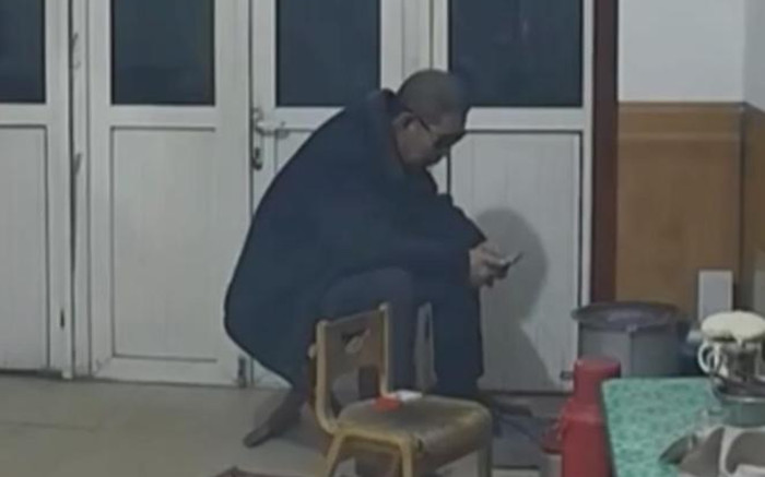 Đi làm xa không thể về quê ăn tết đoàn viên, cô gái cảm thấy chạnh lòng nhìn cha qua camera trong nhà Ảnh 2