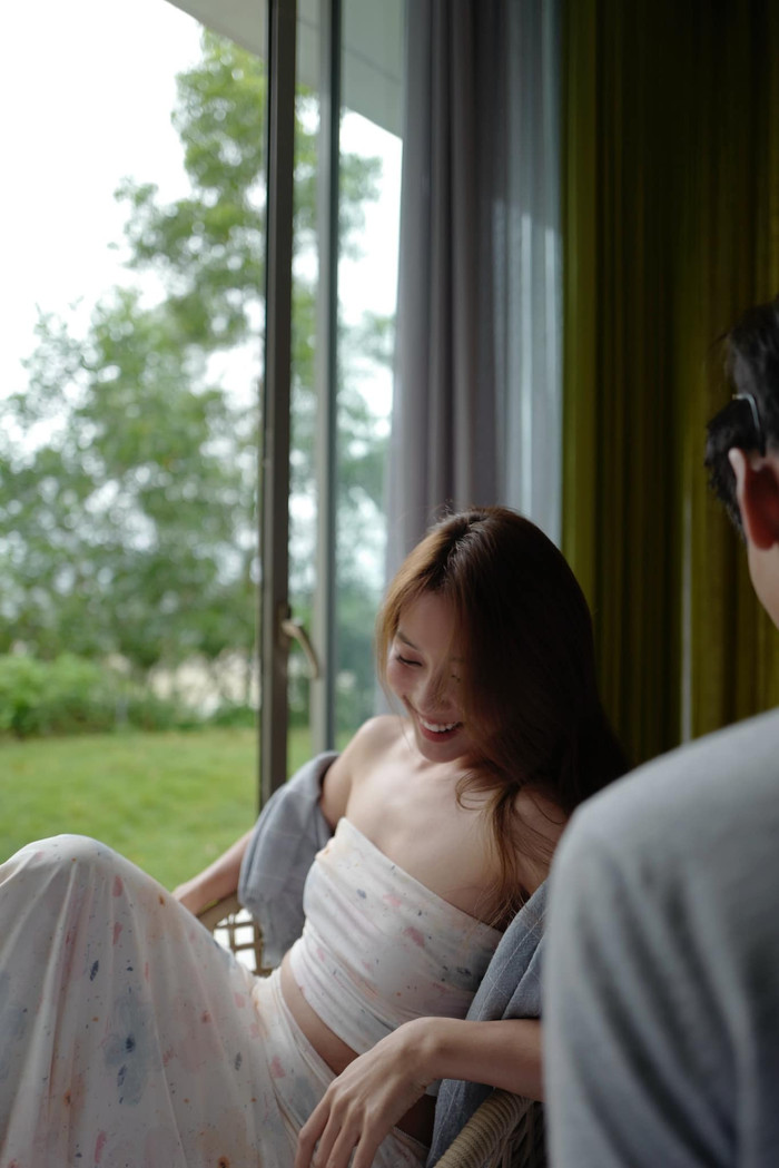 Khả Ngân diện đồ gợi cảm, tự tin khoe vai trần quyến rũ. Ảnh: FBNV