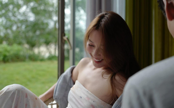 Khả Ngân khoe vai trần quyến rũ, tựa vai bên người đàn ông giấu mặt Ảnh 2