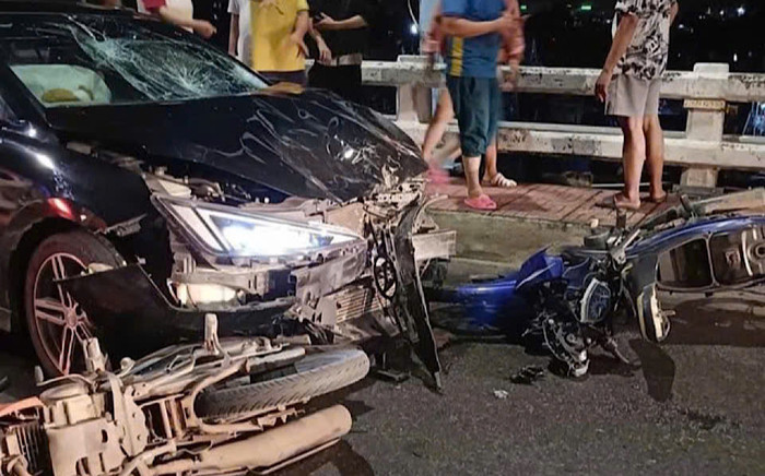 Người đàn ông say xỉn lái ôtô tông loạt xe máy, một người văng xuống sông Ảnh 2