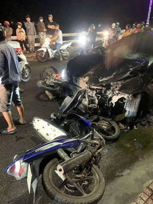 Cú tông khiến 2 xe máy vỡ nát, dính vào đầu ôtô. Ảnh: Người dân cung cấp
