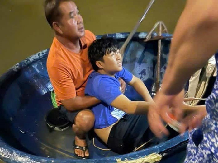 Vụ tai nạn khiến một nam thanh niên đi xe máy bị tông văng xuống sông. Ảnh: Người dân cung cấp