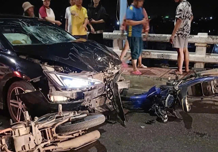 Đầu xe ô tô biến dạng sau va chạm. Ảnh: Người dân cung cấp