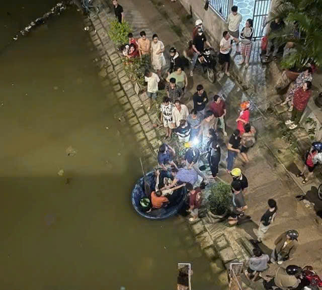 Người dân dùng thuyền thúng chèo ra giải cứu nạn nhân vào bờ. Ảnh: Người dân cung cấp