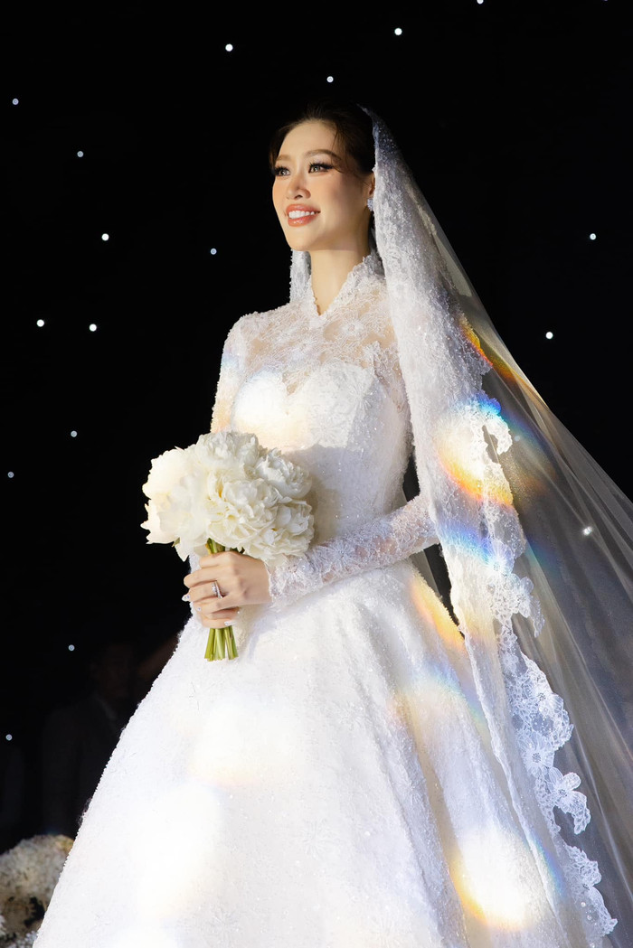 Khánh Vân lên tiếng xin lỗi Lê Dương Bảo Lâm vì nhân viên phục vụ hiểu lầm ý, dẫn đến tình huống không dễ chịu. (Ảnh FBNV)