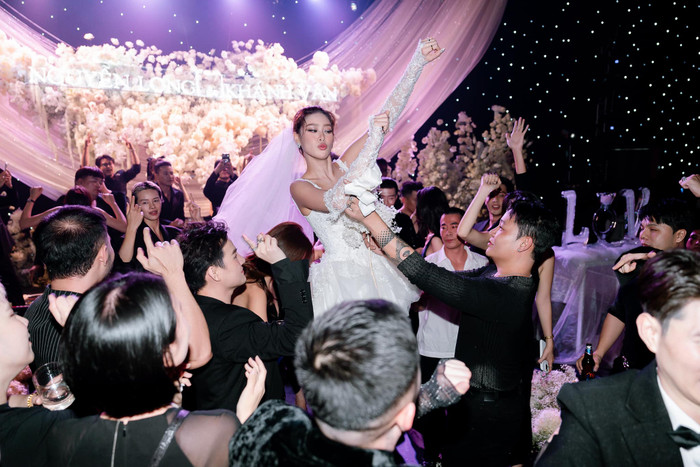 Khánh Vân quẩy hết mình trong đám cưới. (Ảnh FBNV)