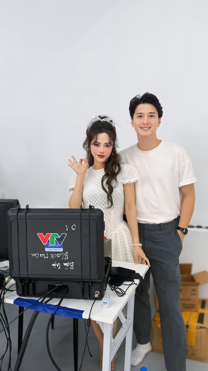 Showbiz 24h: Trước đó Huỳnh Anh - Bạch Lan Phương vẫn hạnh phúc, cặp đôi còn chủ động đưa đón nhau đi làm. Ảnh: FBNV