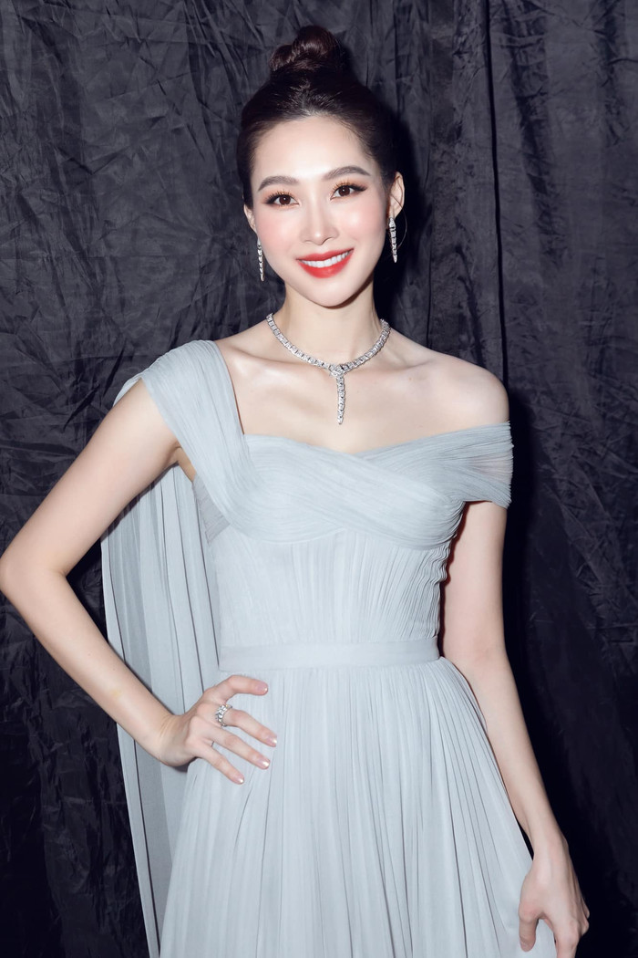 Ngoài ra, Đặng Thu Thảo từng diện thêm một bộ sưu tập trang sức khác được làm từ kim cương trắng lấp lánh. Giá trị cho bộ trang sức này cũng rơi vào mức giá khoảng 5 tỷ đồng.