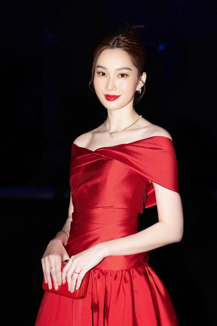 Không riêng gì túi xách, Đặng Thu Thảo nhiều lần gây trầm trồ khi 'dát' lên người những bộ trang sức lấp lánh, tôn lên nhan sắc ngọt ngào. Trong hình ảnh này, dàn trang sức của cựu Hoa hậu Việt Nam đến từ một thương hiệu cao cấp tại Ý và có tổng giá trị lên đến 5 tỷ đồng. 