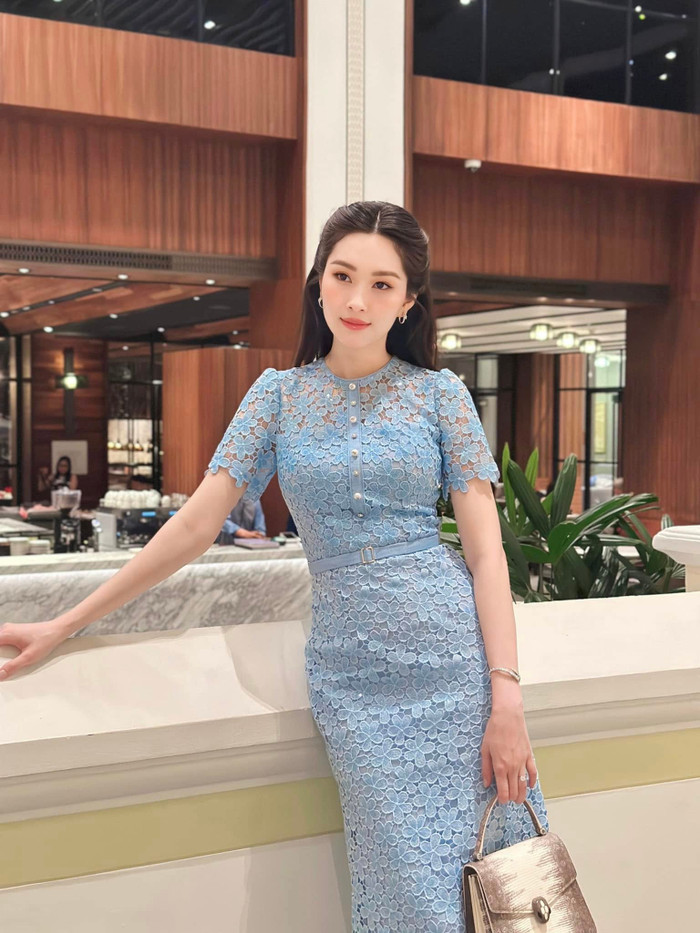 Trong hình ảnh mới nhất được đăng tải, Đặng Thu Thảo sáng bừng nhan sắc. Danh hiệu 'thần tiên tỷ tỷ' của người đẹp Bạc Liêu trong hơn 1 thập kỷ vẫn vẹn nguyên và chưa ai có thể thay thế. Đặng Thu Thảo diện mẫu váy ren, hoạ tiết hoa nhí, tôn lên vóc dáng thon gọn. Để tăng thêm phần 'chanh xả', nàng hậu kết hợp thêm với mẫu túi xách bạch tạng có mức giá khoảng 124 triệu đồng. 