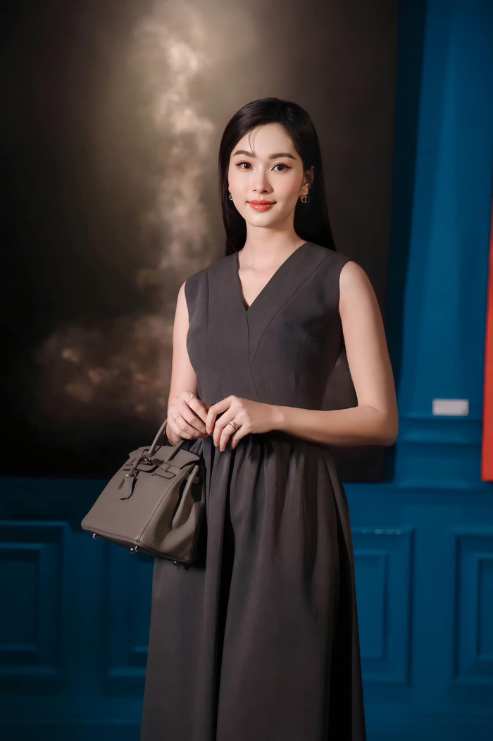 Đặng Thu Thảo cũng không thể chối từ sức hút từ dòng túi Birkin. Nàng hậu sở hữu mẫu túi Birkin mang tông màu xám, có mức giá hơn nửa tỷ đồng. 