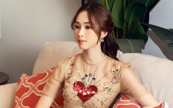 Tủ đồ hiệu gây choáng của Hoa hậu kín tiếng nhất Vbiz Ảnh 2