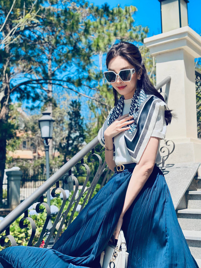 Đặng Thu Thảo còn góp mặt trong danh sách những mỹ nhân diện hàng hiệu kiểu combo 2 - 3 món liền. Nàng hậu từng gây trầm trồ khi mang dàn phụ kiện mang tổng mức giá khoảng 190 triệu đồng đều đến từ thương hiệu gắn liền với tên tuổi của Jisoo (BLACKPINK). Trong đó, mẫu khăn lụa có mức giá 13,5 triệu đồng, kính mắt khoảng 13,5 triệu đồng và thắt lưng 18 triệu đồng. Đặc biệt, món phụ kiện đắt đỏ nhất trong bản phối thời trang này của Đặng Thu Thảo là mẫu túi xách mang mức giá 145 triệu đồng. 