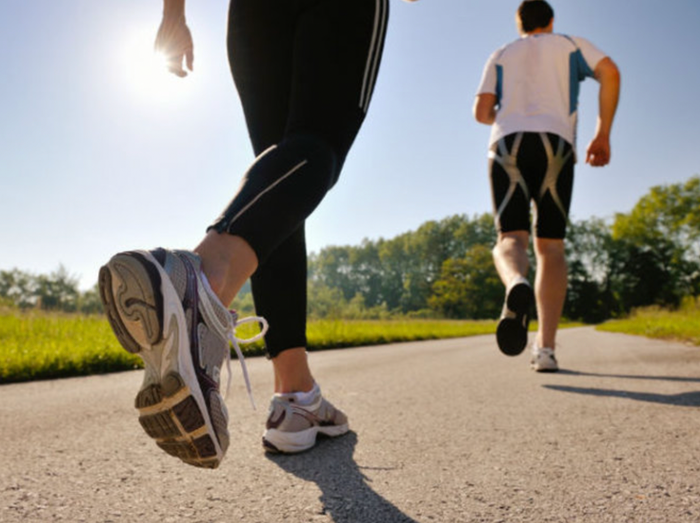 Đi bộ mang lại nhiều công dụng hữu hiệu trong việc tăng cường sức khoẻ đồng thời hỗ trợ giảm cân, giữ dáng.