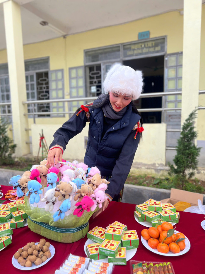 Cô tự tay vào bếp chuẩn bị những món ăn đơn giản cùng bà con. 