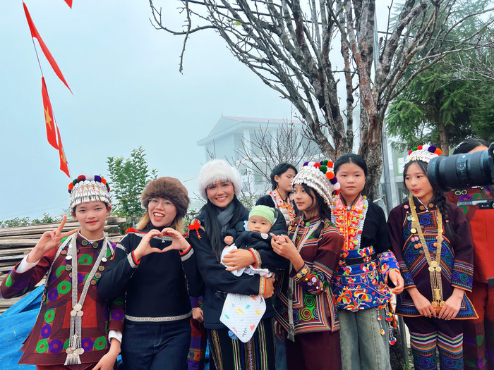 Dưới cái rét cắt da cắt thịt của miền núi, H'Hen Niê vẫn tươi cười và tham gia các hoạt động cùng với bà con. 