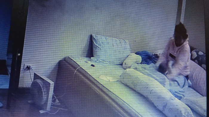 Nữ giúp việc đã bạo hành bé sơ sinh nhiều lần (Ảnh cắt từ video)