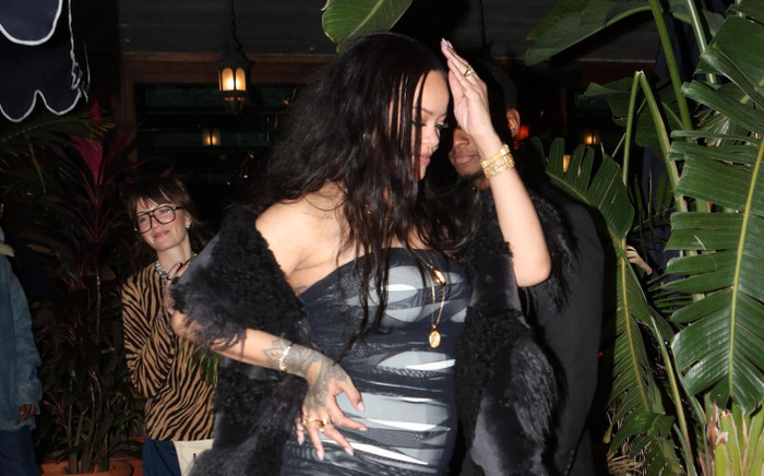 Chiếc quần tất rách có giá 1.490 USD của Rihanna và những sản phẩm thời trang lập dị Ảnh 2