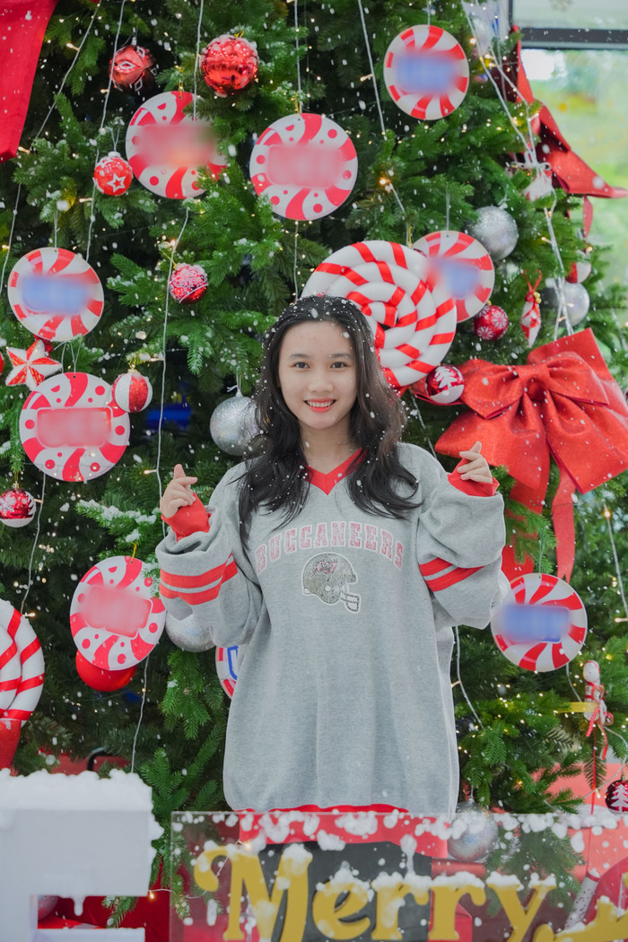 Hiệu ứng tuyết rơi khiến cho không khí Noel thêm phần sinh động. Ảnh: Phong Đoàn