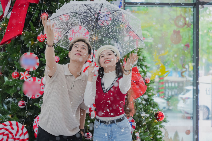 Sinh viên diện đồ hợp 'mốt' để check-in với cây thông tại khuôn viên trường. Ảnh: Phong Đoàn