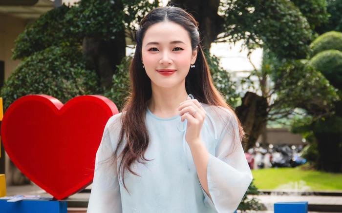 Midu lộ bụng lùm lùm khi mải mê làm một việc Ảnh 2