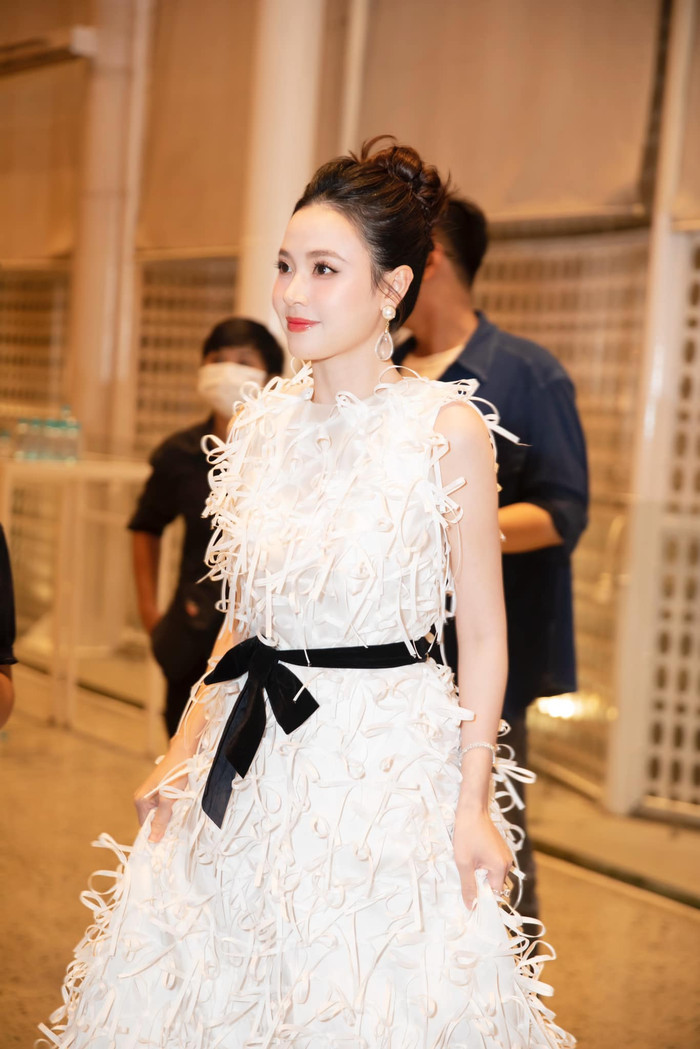 Midu mặc váy tua rua, khó có thể nhìn ra vóc dáng hiện tại. Ảnh: FBNV