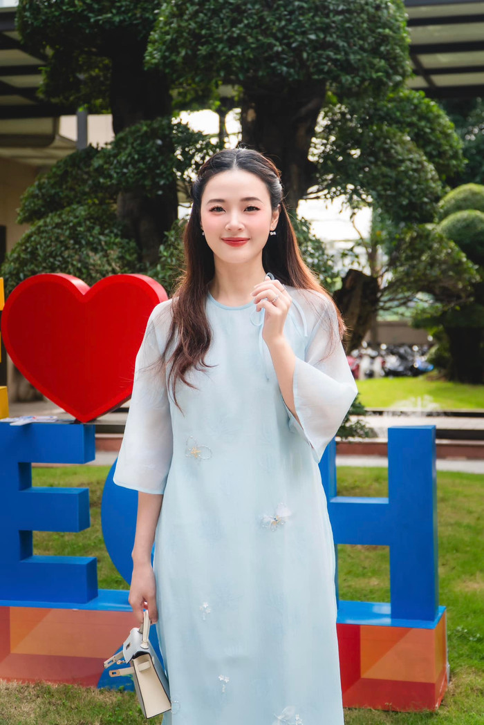 Midu ưa chuộng diện những bộ đồ dáng suông trong thời gian gần đây. Ảnh: FBNV