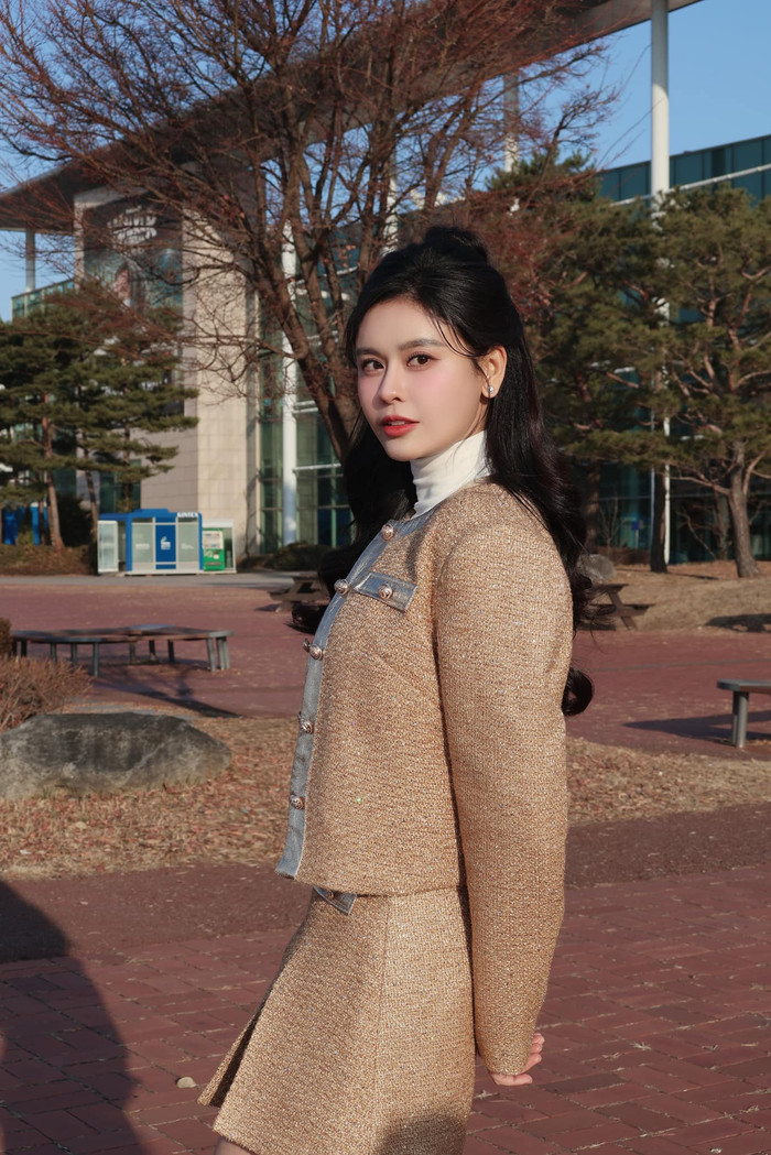 Nữ ca sĩ hiện có chuyến công tác ở Hàn Quốc. (Ảnh FBNV)