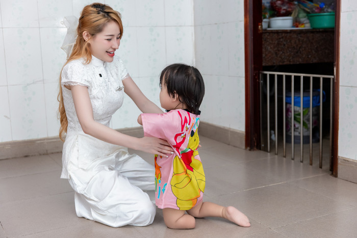 Hình ảnh giản dị, gần gũi của Ngân 98 khi làm thiện nguyện. (Ảnh: FBNV)