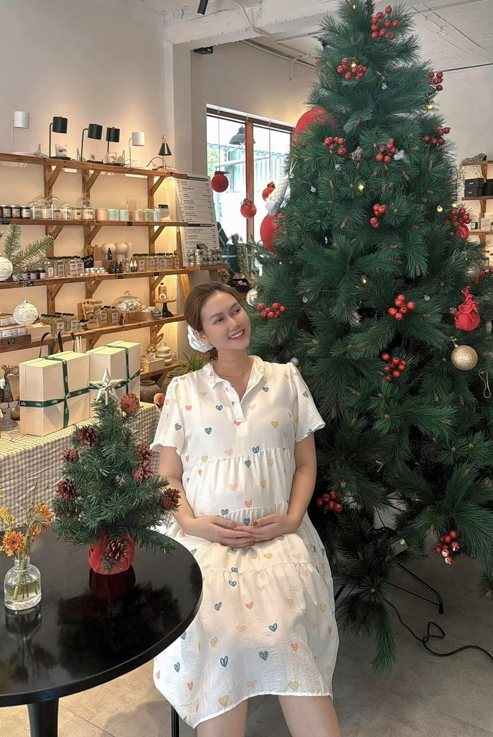 Hương Giang thường xuyên chia sẻ hình ảnh hạnh phúc ôm bụng bầu vượt mặt trên mạng xã hội.&nbsp;